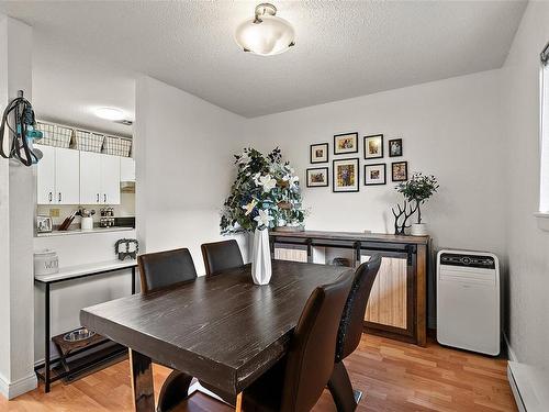 203-991 Cloverdale Ave, Saanich, BC - Indoor Photo Showing Dining Room