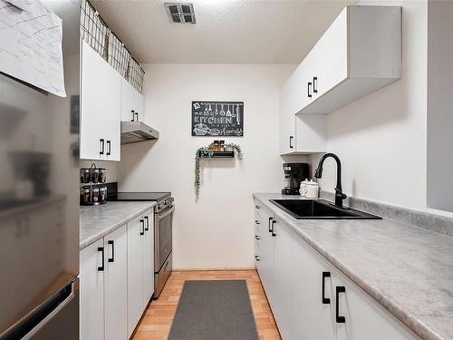 203-991 Cloverdale Ave, Saanich, BC - Indoor Photo Showing Kitchen