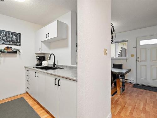 203-991 Cloverdale Ave, Saanich, BC - Indoor Photo Showing Kitchen