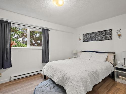 203-991 Cloverdale Ave, Saanich, BC - Indoor Photo Showing Bedroom