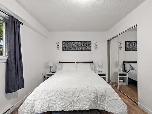 203-991 Cloverdale Ave, Saanich, BC - Indoor Photo Showing Bedroom