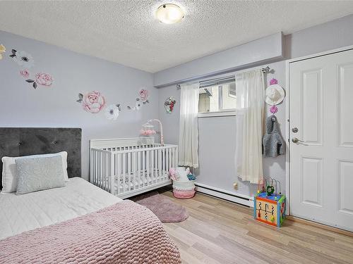 203-991 Cloverdale Ave, Saanich, BC - Indoor Photo Showing Bedroom