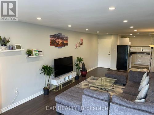 318 - 4673 Jane Street, Toronto, ON - Indoor Photo Showing Living Room