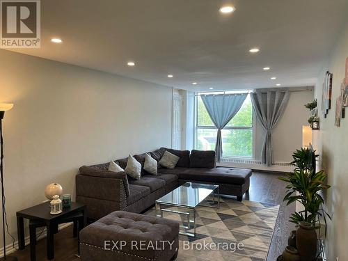 318 - 4673 Jane Street, Toronto, ON - Indoor Photo Showing Living Room