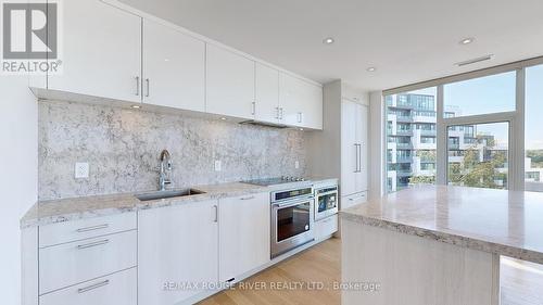 953 - 25 Adra Grado Way, Toronto, ON - Indoor Photo Showing Kitchen With Upgraded Kitchen