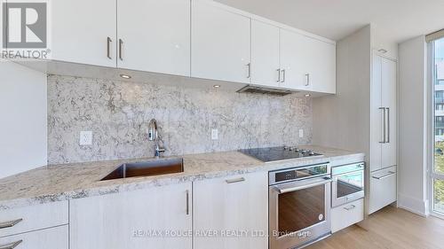 953 - 25 Adra Grado Way, Toronto, ON - Indoor Photo Showing Kitchen With Upgraded Kitchen