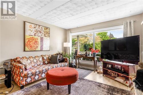 408-410 Allen Boulevard, Ottawa, ON - Indoor Photo Showing Living Room