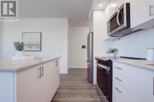 823 - 3200 William Coltson Avenue, Oakville, ON - Indoor Photo Showing Kitchen