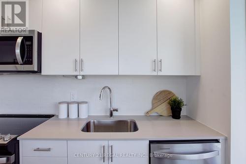 823 - 3200 William Coltson Avenue, Oakville, ON - Indoor Photo Showing Kitchen