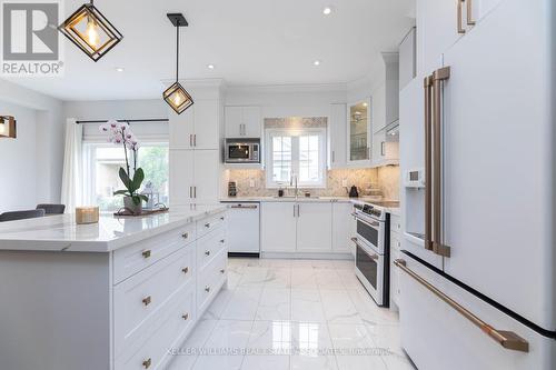 7 Overlea Drive, Brampton, ON - Indoor Photo Showing Kitchen With Upgraded Kitchen