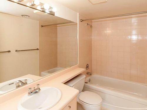 304-1220 Fort St, Victoria, BC - Indoor Photo Showing Bathroom