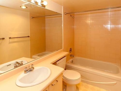 304-1220 Fort St, Victoria, BC - Indoor Photo Showing Bathroom