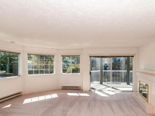 304-1220 Fort St, Victoria, BC - Indoor Photo Showing Living Room