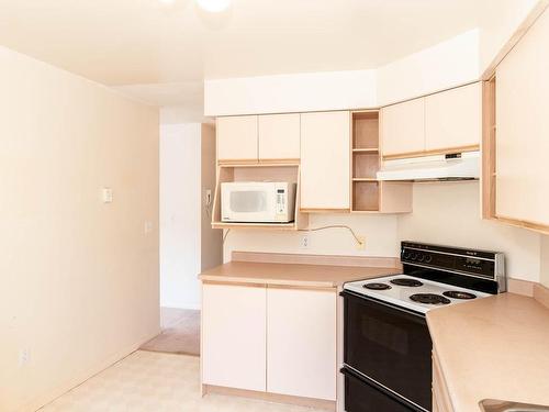 304-1220 Fort St, Victoria, BC - Indoor Photo Showing Kitchen