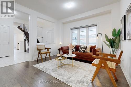 1 Kenneth Ross Bend, East Gwillimbury, ON - Indoor Photo Showing Living Room