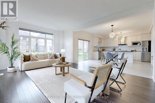 1 Kenneth Ross Bend, East Gwillimbury, ON - Indoor Photo Showing Living Room