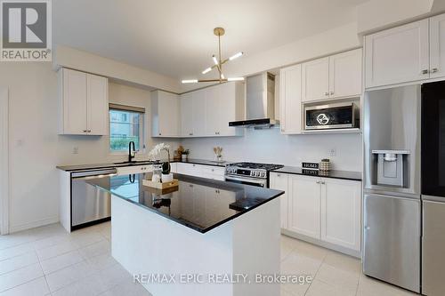 1 Kenneth Ross Bend, East Gwillimbury, ON - Indoor Photo Showing Kitchen With Upgraded Kitchen