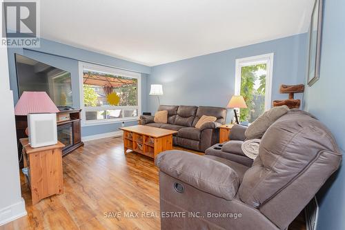 40 Barrington Crescent, Brampton (Heart Lake East), ON - Indoor Photo Showing Living Room