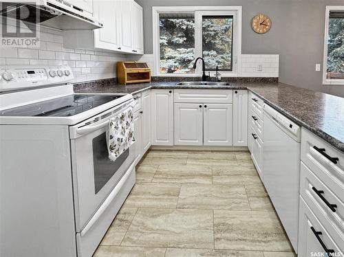 315 3Rd Street W, Wilkie, SK - Indoor Photo Showing Kitchen With Double Sink