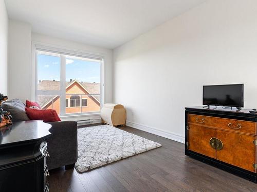 Chambre Ã Â coucher - 405-4060 Boul. Des Sources, Dollard-Des-Ormeaux, QC - Indoor Photo Showing Living Room