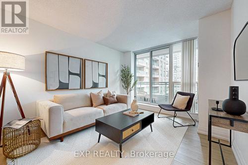 805 - 3 Pemberton Avenue, Toronto (Newtonbrook East), ON - Indoor Photo Showing Living Room