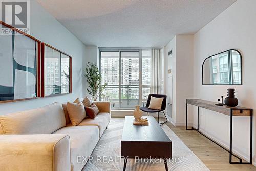 805 - 3 Pemberton Avenue, Toronto (Newtonbrook East), ON - Indoor Photo Showing Living Room