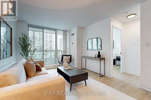 805 - 3 Pemberton Avenue, Toronto (Newtonbrook East), ON - Indoor Photo Showing Living Room