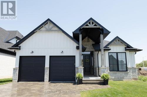 11 Briscoe Crescent, Strathroy-Caradoc (Ne), ON - Outdoor With Facade