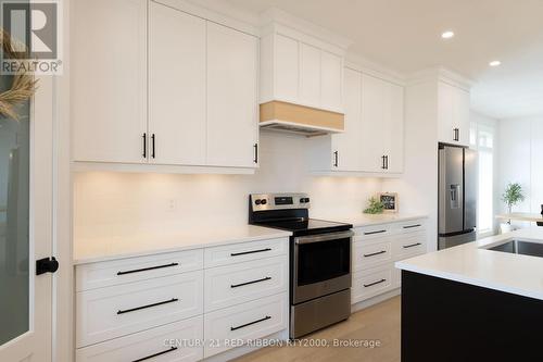 11 Briscoe Crescent, Strathroy-Caradoc (Ne), ON - Indoor Photo Showing Kitchen With Upgraded Kitchen