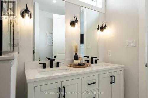 11 Briscoe Crescent, Strathroy-Caradoc (Ne), ON - Indoor Photo Showing Bathroom