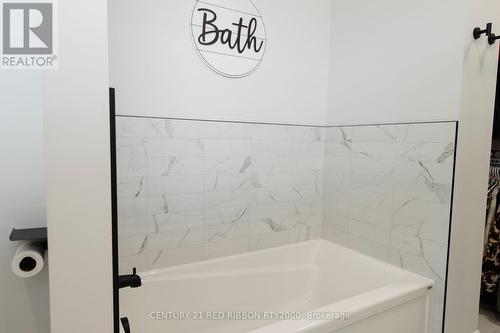 11 Briscoe Crescent, Strathroy-Caradoc (Ne), ON - Indoor Photo Showing Bathroom