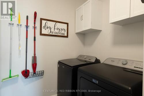 11 Briscoe Crescent, Strathroy-Caradoc (Ne), ON - Indoor Photo Showing Laundry Room