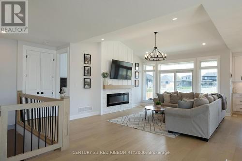 11 Briscoe Crescent, Strathroy-Caradoc (Ne), ON - Indoor Photo Showing Living Room With Fireplace