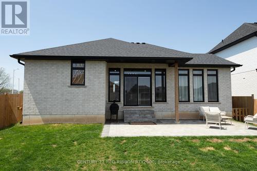 11 Briscoe Crescent, Strathroy-Caradoc (Ne), ON - Outdoor