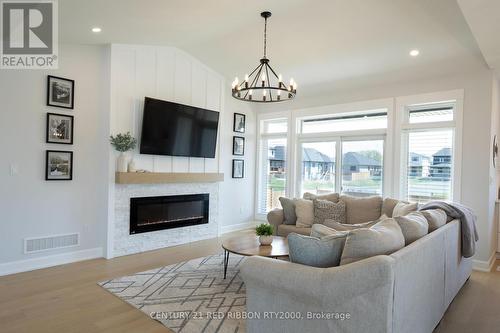 11 Briscoe Crescent, Strathroy-Caradoc (Ne), ON - Indoor Photo Showing Living Room With Fireplace