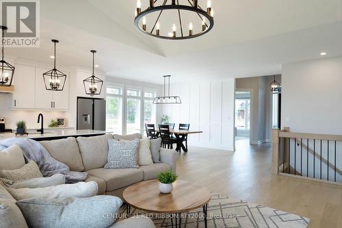 11 Briscoe Crescent, Strathroy-Caradoc (Ne), ON - Indoor Photo Showing Living Room