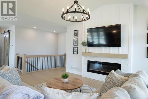 11 Briscoe Crescent, Strathroy-Caradoc (Ne), ON - Indoor Photo Showing Living Room With Fireplace