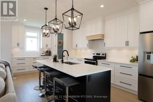 11 Briscoe Crescent, Strathroy-Caradoc (Ne), ON - Indoor Photo Showing Kitchen With Upgraded Kitchen