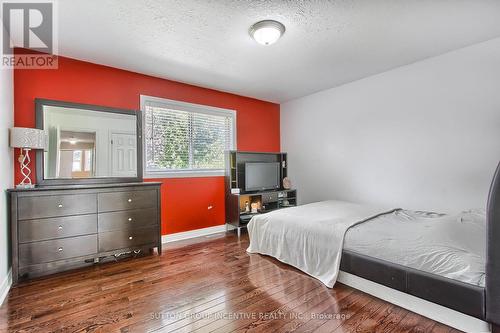 22 Benjamin Lane, Barrie, ON - Indoor Photo Showing Bedroom