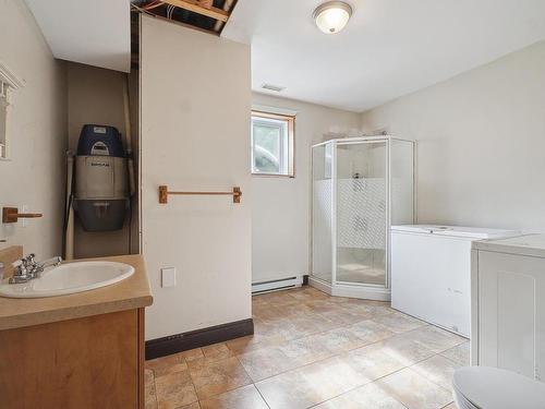 Salle de bains - 113  - 113A Rue Luc, Saint-Colomban, QC - Indoor Photo Showing Laundry Room