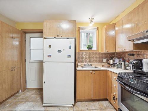 Bachelor - 113  - 113A Rue Luc, Saint-Colomban, QC - Indoor Photo Showing Kitchen