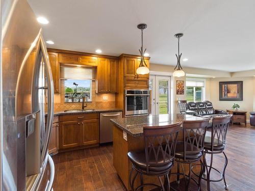 1922 Gardiner Road, Kamloops, BC - Indoor Photo Showing Kitchen With Upgraded Kitchen