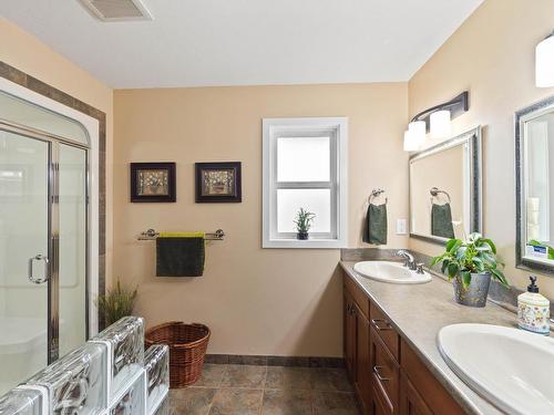 1922 Gardiner Road, Kamloops, BC - Indoor Photo Showing Bathroom