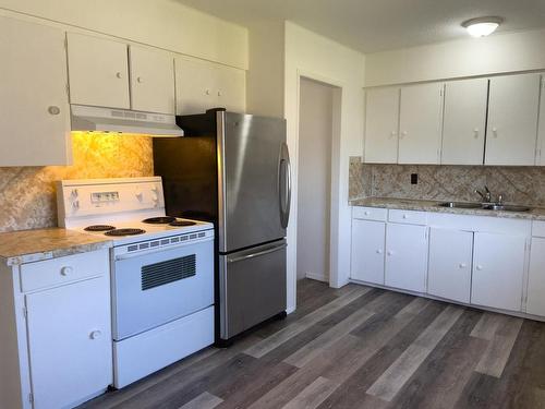 2540 Quilchena Ave, Merritt, BC - Indoor Photo Showing Kitchen With Double Sink