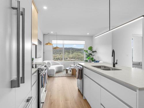 5020 Sun Rivers Drive, Kamloops, BC - Indoor Photo Showing Kitchen With Double Sink With Upgraded Kitchen