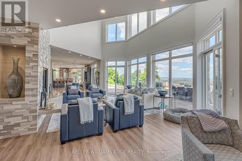 5500 Steeles Avenue W, Milton (Nelson), ON - Indoor Photo Showing Living Room