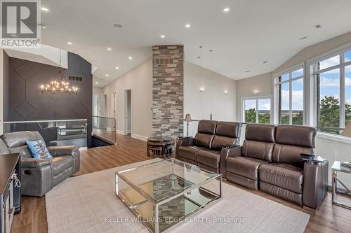 5500 Steeles Avenue W, Milton (Nelson), ON - Indoor Photo Showing Living Room