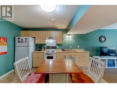 2045 Bernau Court, Lake Country, BC - Indoor Photo Showing Kitchen With Double Sink