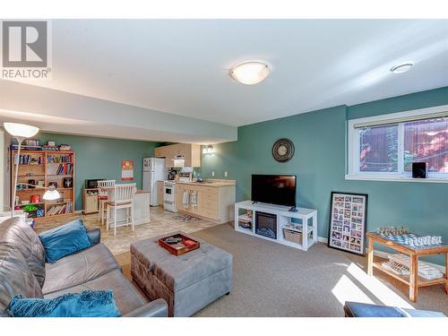 2045 Bernau Court, Lake Country, BC - Indoor Photo Showing Living Room