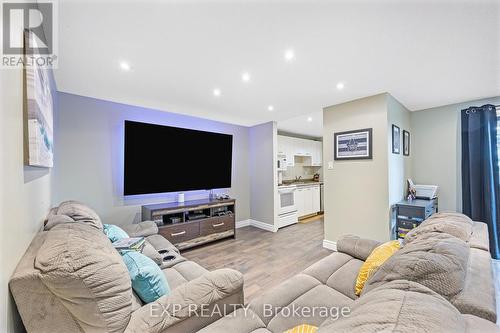 9 Quail Crescent, Barrie, ON - Indoor Photo Showing Living Room